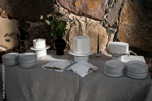 Foto Modern White Celebration Cakes with Botanical Decor on Contemporary Dessert Disp