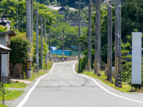 電柱が並ぶ道路の風景