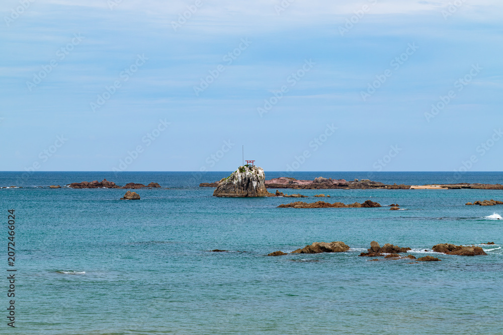 Obraz premium 牛之浜景勝地の鳥居と東シナ海の風景（鹿児島県阿久根市）