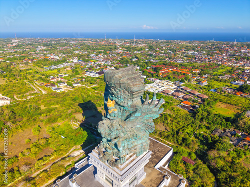 Obraz na plátně The colossal bronze statue of Hindu god Vishnu riding the mythical Garuda bird t