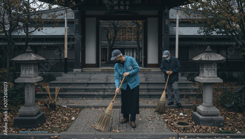 Naklejka 朝の寺院参道で落ち葉を掃く地域ボランティア