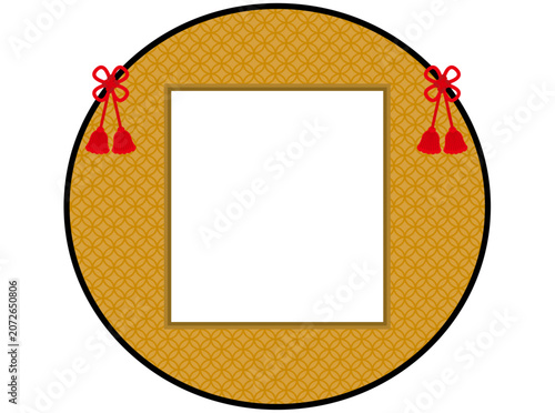 和風金色フレーム 七宝柄背景と赤い飾り紐付き額縁フレームイラスト-Japanese Gold Frame with Shippo Pattern and Red Mizuhiki Decoration, Traditional Design Template-