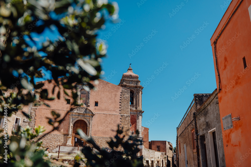 Obraz premium Real Duomo di Erice framed by Mediterranean architecture in Sicily