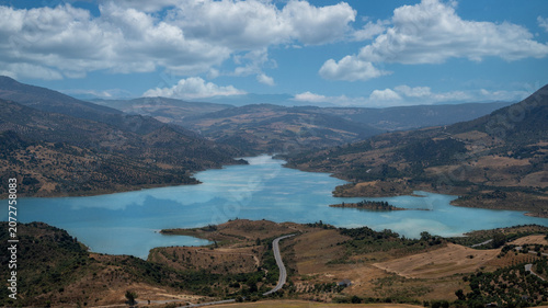 Panorámica del embalse de Zahara - El Gastor desde la villa de Zahara de la Sierra, España. Cielo editado