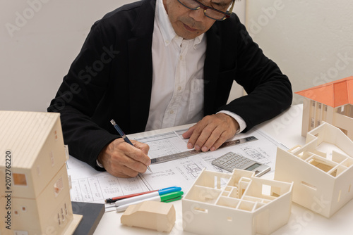 設計事務所で働く男性