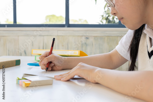 勉強中の女子学生