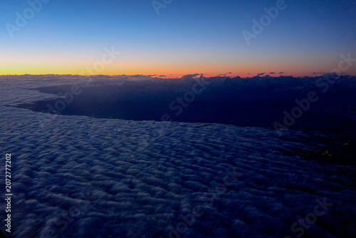 Aufziehende Morgenröte über dem Horizont und die Wolken über der LAndschaft weichen zurück