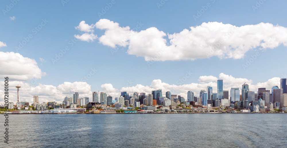 Obraz premium Bright and sunny panoramic view of Seattle skyline from the water