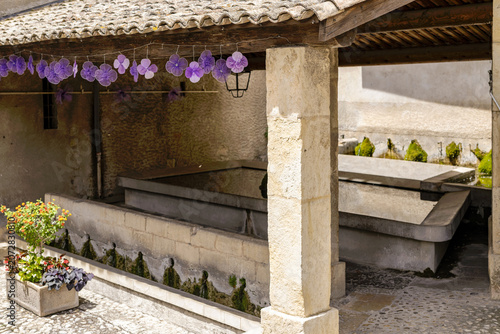 Calme après-midi de printemps dans les rues de Valensole