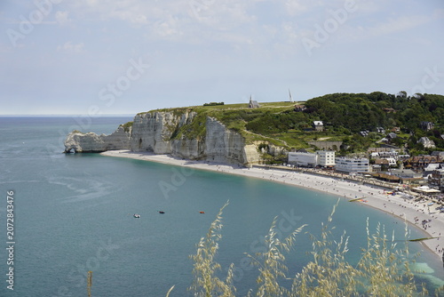 Tableau sur toile Bahía de Étretat y acantilados de Manneporte con la capilla de Notre-Dame