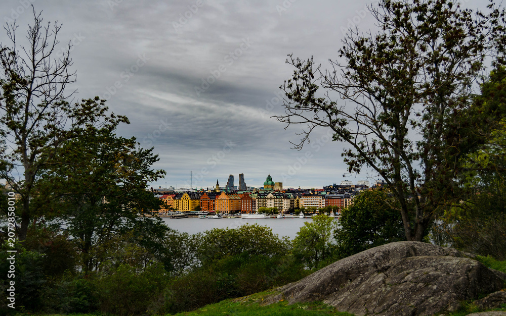 Obraz premium « Vue sur Stockholm depuis un parc verdoyant entre nature urbaine et patrimoine architectural » 