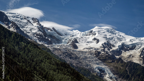 Le massif du Mont-Blanc depuis la vallée de Chamonix avec ses glaciers et son sommet
