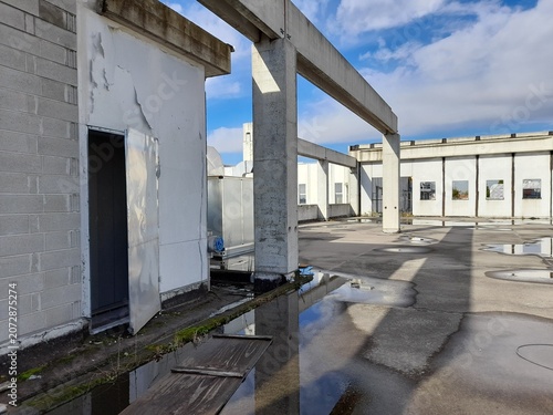 Bild auf Leinwand Edificio industriale abbandonato con evidenti problemi di infiltrazioni e danni