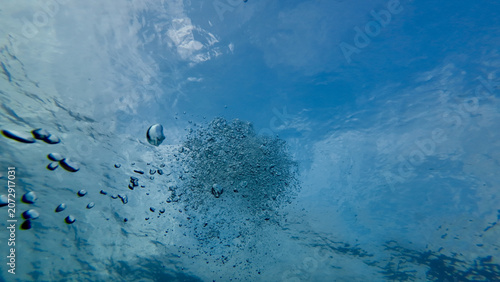 Tableau sur toile Air bubbles rising beneath the ocean surface