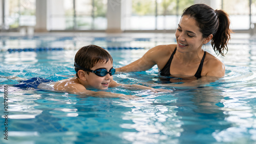 Obraz na płótnie Child Learning to Swim With Instructor