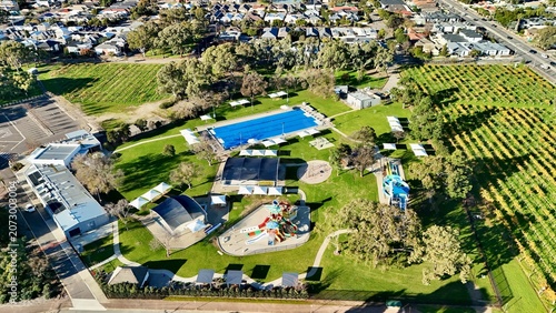 Foto Marion Outdoor Pool, Adelaide, South Australia – 4K aerial drone view of public