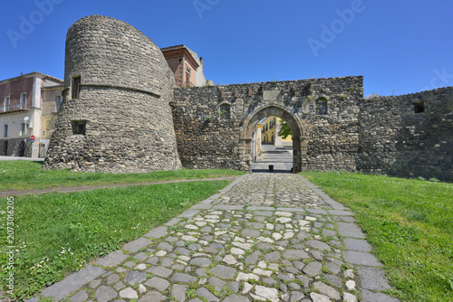 Fotografía Melfi ancient stone city walls with gate Porta Venosina and defense tower standing tall under a clear blue sky