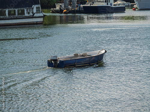 Tableau sur toile Small Blue Boat Adrift On The Thames