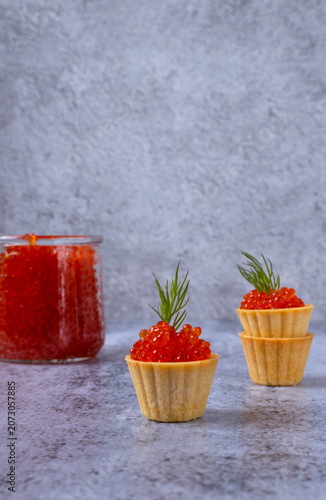 Konstfotografi Red caviar tartlets decorated with dill appetizer against the gray background