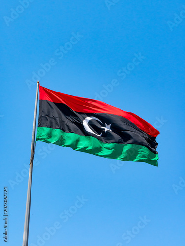 Foto Libyan flag flying in the wind at Martyr's Square in Tripoli, Libya on a sunny a