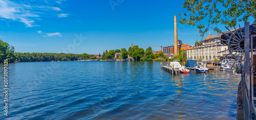 Φωτογραφία Berlin im Hochsommer: Blick vom Ufer am Müggelpark auf die denkmalgeschützten Gebäude der alten Berliner Brauerei und Müggelspree inkl