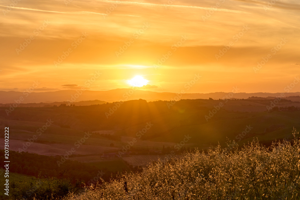 Naklejka premium Sonne gegen trübe Tage