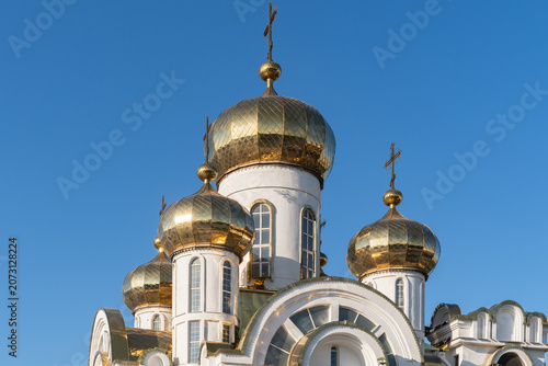 Fotografie The golden domes of the Church of the Holy Equal-to-the-Apostles Grand Prince Vladimir in Bishkek
