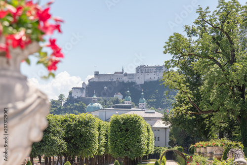 Festung Hohensalzburg mit dem Mirabellgarten im Vordergrund, Salzburg, Österreich, Europa