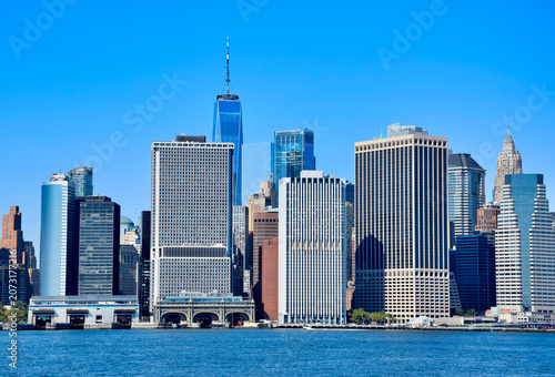 Foto Panoramic Lower Manhattan skyline with One World Trade Center and full financial
