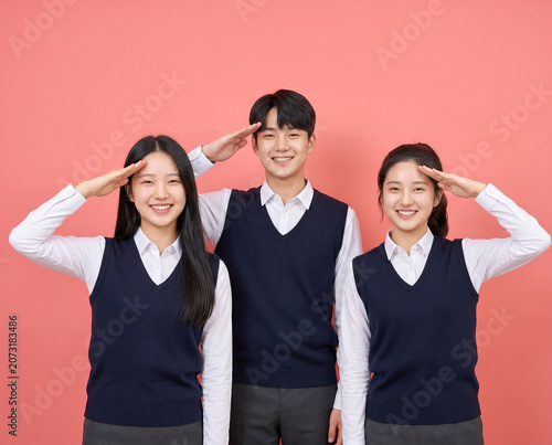 핑크 배경 앞에서 포즈 취하는 교복 학생들 / Uniformed Students Posing Against Pink Background