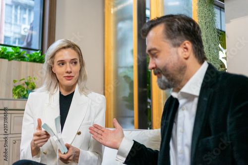Foto Businesswoman Pointing at Document During Professional Office Meeting