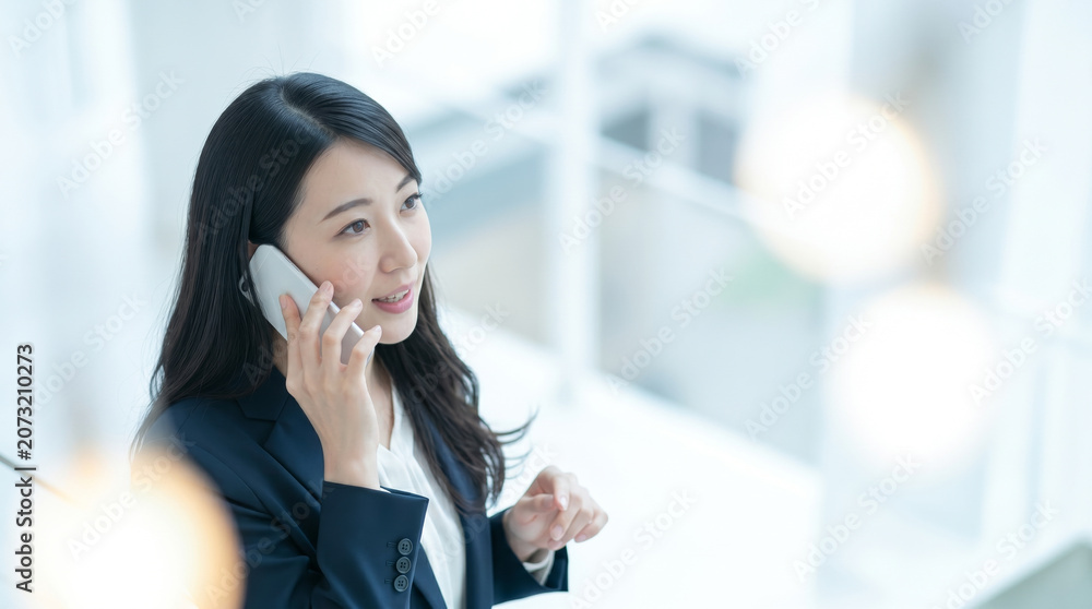Fototapeta premium IT企業やスタートアップ企業で活き活きと働く女性ビジネスパーソン