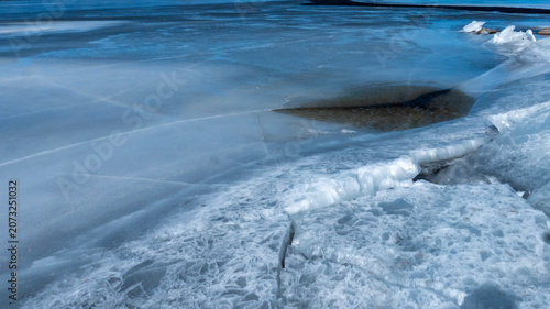 Fotografía The abstract background of ice structure in a river landscape