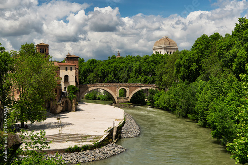 Φωτογραφία Isola Tiberina and Ponte Fabricio on a sunny day in Rome italy.