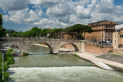 Tableau sur toile The landmark stone garibaldi bridge over the River tiber in Rome italy