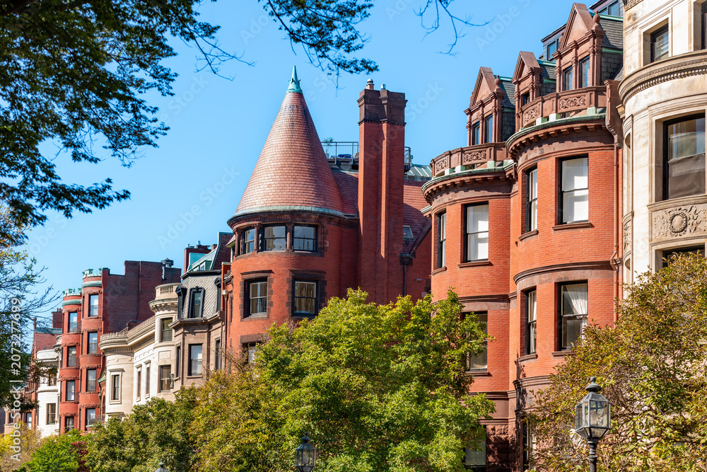Naklejka premium Elegant traditional residential houses and brownstones situated along the tree lined promenade of Commonwealth Avenue Mall in Back Bay Boston.