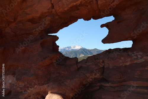 Konstfotografi Snow-Covered Pikes Peak Viewed Through the Natural Rock Window at Siamese Twins