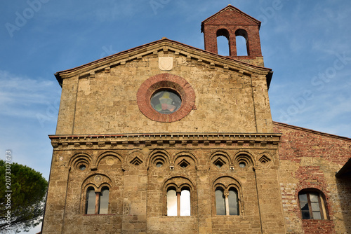 Petite église romane à Pisa. Italie	