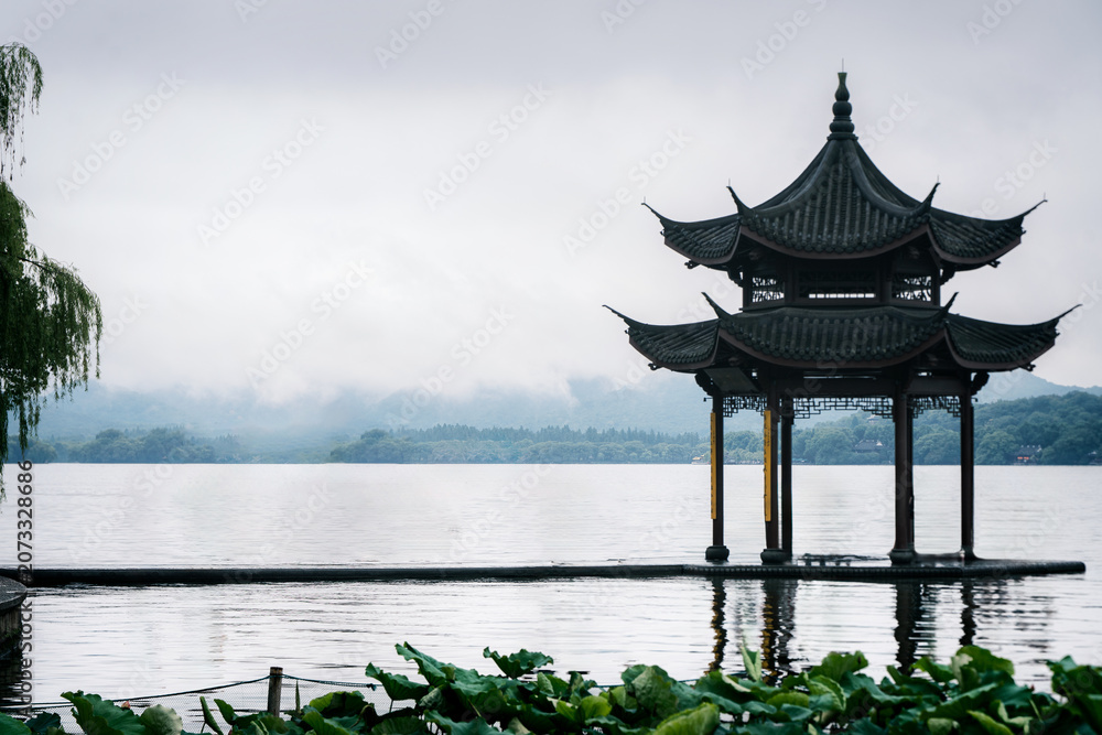Fototapeta premium Scenery at West Lake in Hangzhou on a Rainy Day