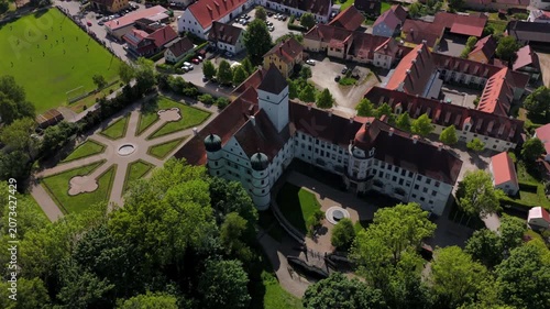 Das Schloss Alteglofsheim im Landkreis Regensburg beherbergt heute die Bayerische Musikakademie. Luftbild im Sommer, kulturelles Erbe, mittelalterliches Schloss, Panorama 