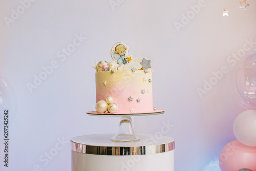Foto First birthday cake with baby angel decoration