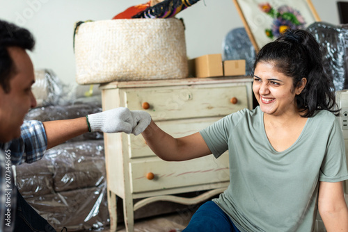 Canvas Print Friends moving house fist bump