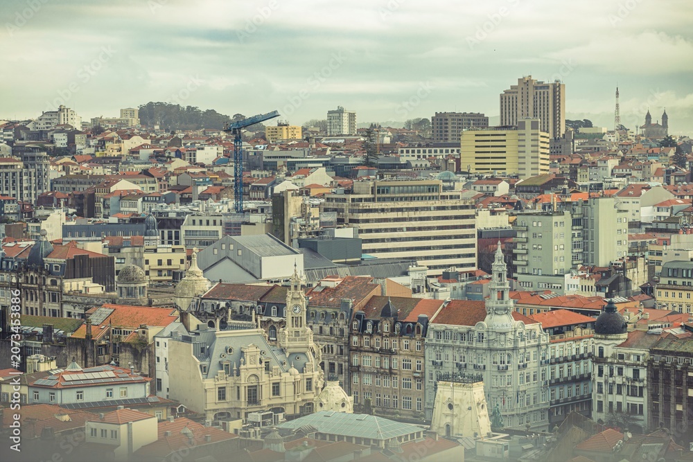 Obraz premium A breathtaking view of Porto's skyline showcases a captivating blend of historic architecture and contemporary structures