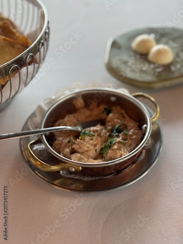 Принти на полотні Prato de entradas tradicional servido em panela de cobre, com ervas frescas em ambiente acolhedor de restaurante