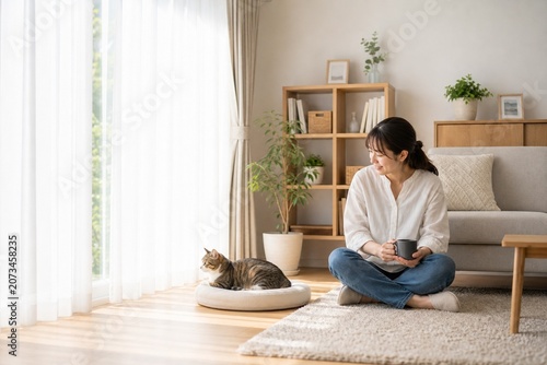 明るいリビングで猫と過ごす余白背景