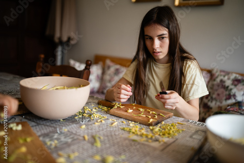 Foto Young girl preparing beans for cooking at home