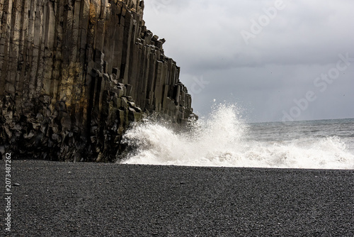 Canvas Print Ocean waves crashing against the basalt columns cliff at Reynisfjara black sand