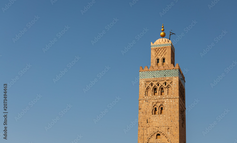 Fototapeta premium Gros plan sur la Koutoubia à Marrakech au Maroc, avec un ciel bleu.