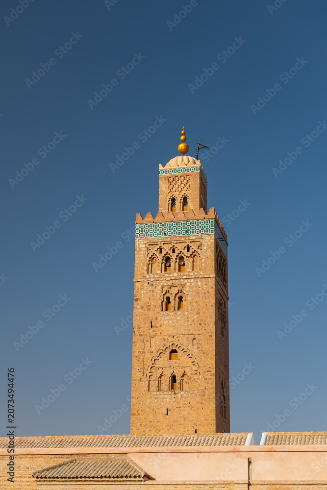 Obraz premium Gros plan sur la Koutoubia à Marrakech au Maroc, avec un ciel bleu. Le format est vertical.