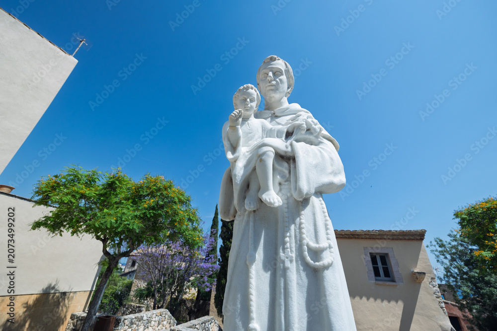 Fototapeta premium Saint anthony of padua statue holding christ child